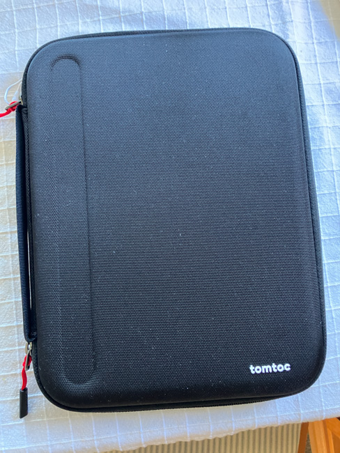 Tomtoc Portfolio case 11 inch version in black. For storing Logitech keys to go 2 and iPad.